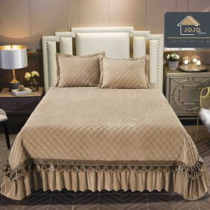 Cuvertura pat catifea cu volane, broderie si 2 fete perna bej