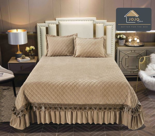 Cuvertura pat catifea cu volane, broderie si 2 fete perna bej