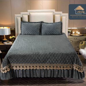 Cuvertura pat catifea cu volane, broderie si 2 fete perna gri inchis