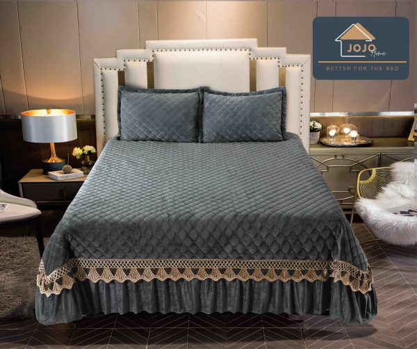 cuvertura-pat-catifea-cu-volane-broderie-si-2-fete-perna-gri-inchis Cuvertura pat catifea cu volane, broderie si 2 fete perna gri inchis