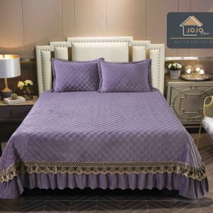 Cuvertura pat catifea cu volane, broderie si 2 fete perna lila