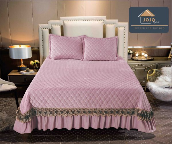cuvertura-pat-catifea-cu-volane-broderie-si-2-fete-perna-roz Cuvertura pat catifea cu volane, broderie si 2 fete perna roz