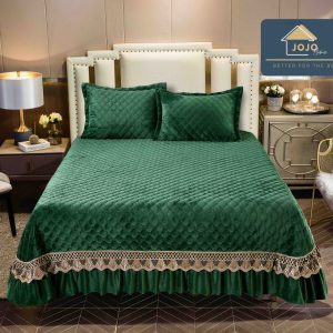 Cuvertura pat catifea cu volane, broderie si 2 fete perna verde