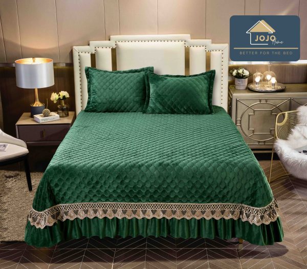 Cuvertura pat catifea cu volane, broderie si 2 fete perna verde