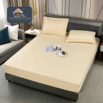 Husa impermeabila saltea cu elastic 160x200 cm + 2 fete perna Crem Husa impermeabila saltea cu elastic 160x200 cm + 2 fete perna Crem