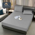 Husa impermeabila saltea cu elastic 180x200 cm + 2 fete perna Gri Deschis Husa impermeabila saltea cu elastic 160x200 cm + 2 fete perna Gri Deschis