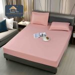 Husa impermeabila saltea cu elastic 160x200 cm + 2 fete perna Roz Husa impermeabila saltea cu elastic 180x200 cm + 2 fete perna Roz