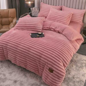 Alt text: "Set Cocolino roz pudră 4 piese pufoase cu model dungi pentru pat dublu, cu elastic.