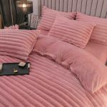 Set Cocolino roz pudră 4 piese pufoase, model dungi, pat dublu, cu elastic Set de lenjerie Cocolino roz pudră 4 piese, model dungi, pentru pat dublu, cu elastic - confort și stil în dormitorul tău.