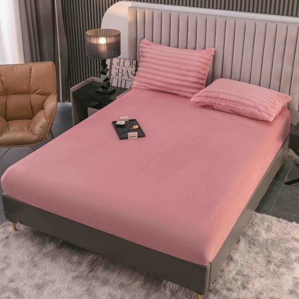 Alt text: "Set cocolino roz pudră 4 piese pufoase, cu model dungi, pentru pat dublu, dotat cu elastic.